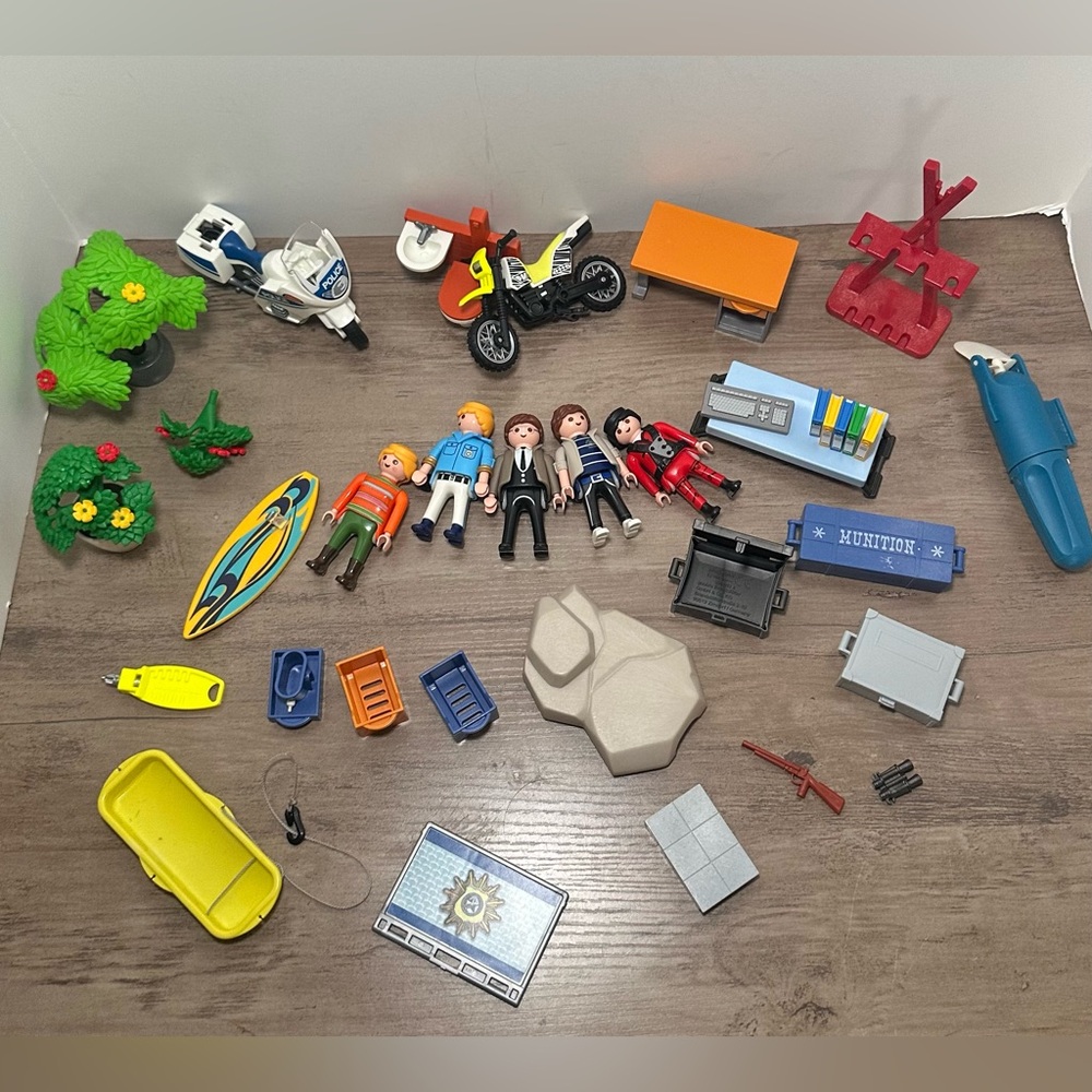 Playmobile Mixed Lot With Figures.
Includes all items in‎ picture.